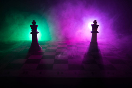 棋盘游戏概念的商业理念和竞争策略思想 concep。在黑暗背景下的象棋人物烟雾和雾。企业领导和信心理念。选择性聚焦