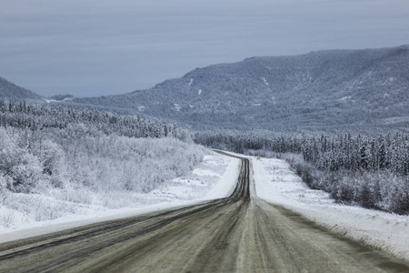高速公路穿越积雪覆盖的森林, 阿拉斯加公路, 北落基山脉地区自治市, 不列颠哥伦比亚省, 加拿大