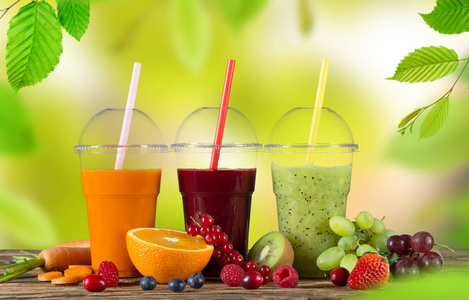 鲜榨果汁混合水果, 健康饮品木制的桌子上照片