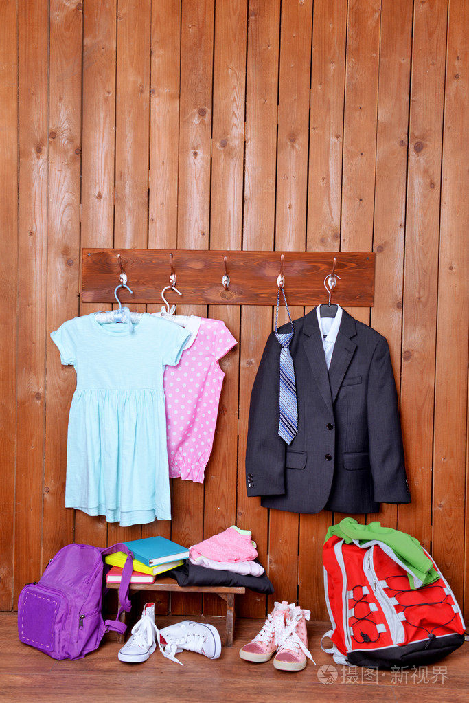 小朋友的东西挂在墙上