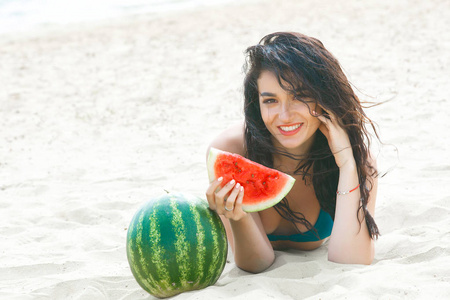 在海滩上的年轻迷人的女人放松。有西瓜的漂亮女人可爱的女孩户外
