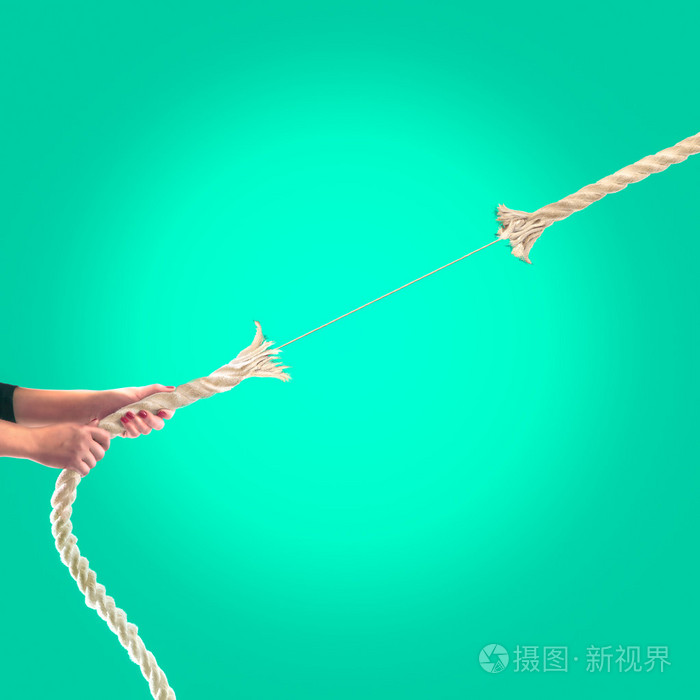 在绿色背景上用力拉绳子的人的手里竞争理念