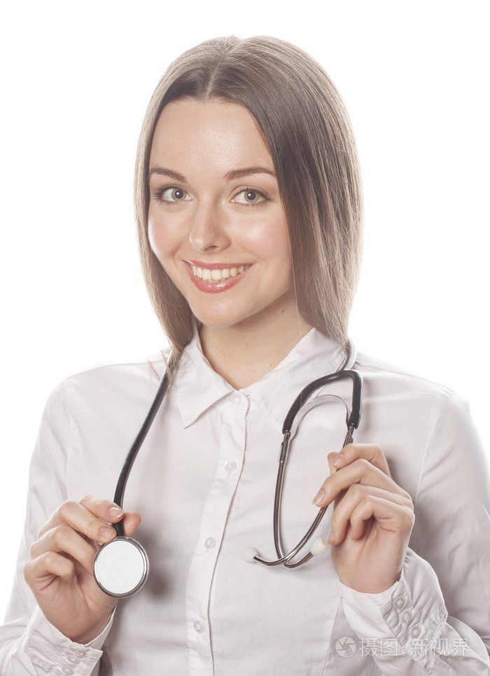 年轻漂亮的女医生用听诊器在白色背景上