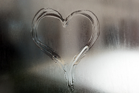 在灰蒙蒙的玻璃窗口上绘制的心照片