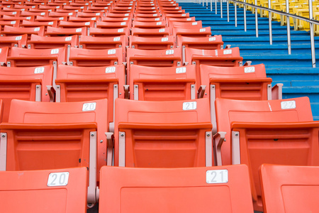 在球场的空座位照片