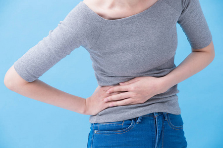 蓝色背景的肾脏疾病妇女照片