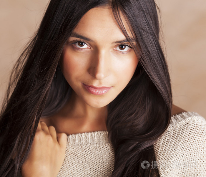 年轻漂亮的晒黑的女孩特写的肖像,微笑自信的布鲁斯