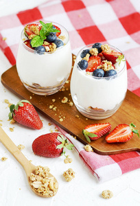 健康的早餐概念。麦片与希腊酸奶, 草莓和蓝莓, 饮食, 夏季食品。白色背景, 特写, 平躺
