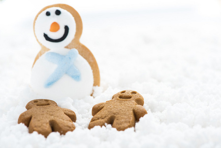 姜饼的孩子在雪地上玩堆雪人