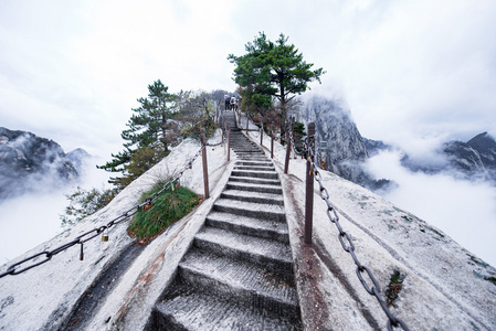 华山。中国最高的五座圣山, 被称为 西山, 以陡峭的小路令人叹为观止的悬崖狭窄的通道和壮观的风景而闻名