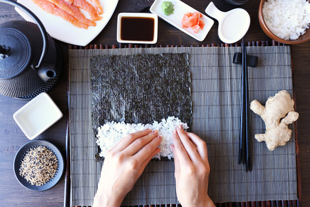 制作寿司的过程