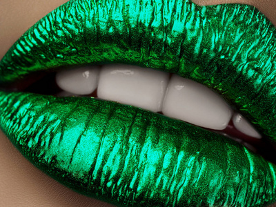 关闭了视图的美丽女人嘴唇与绿色金属 lipsti照片