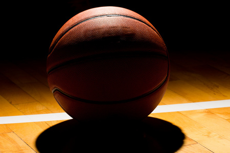 篮球上法院黑色背景与光效果