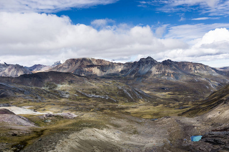 位于秘鲁安第斯山脉南部山脉海岸的全景视图, 靠近 Pastoruri 的热门景点。