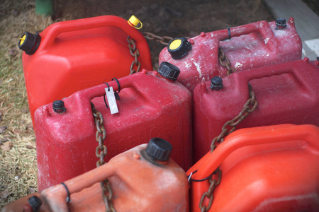 红色塑料燃料容器易燃液体汽油汽油照片