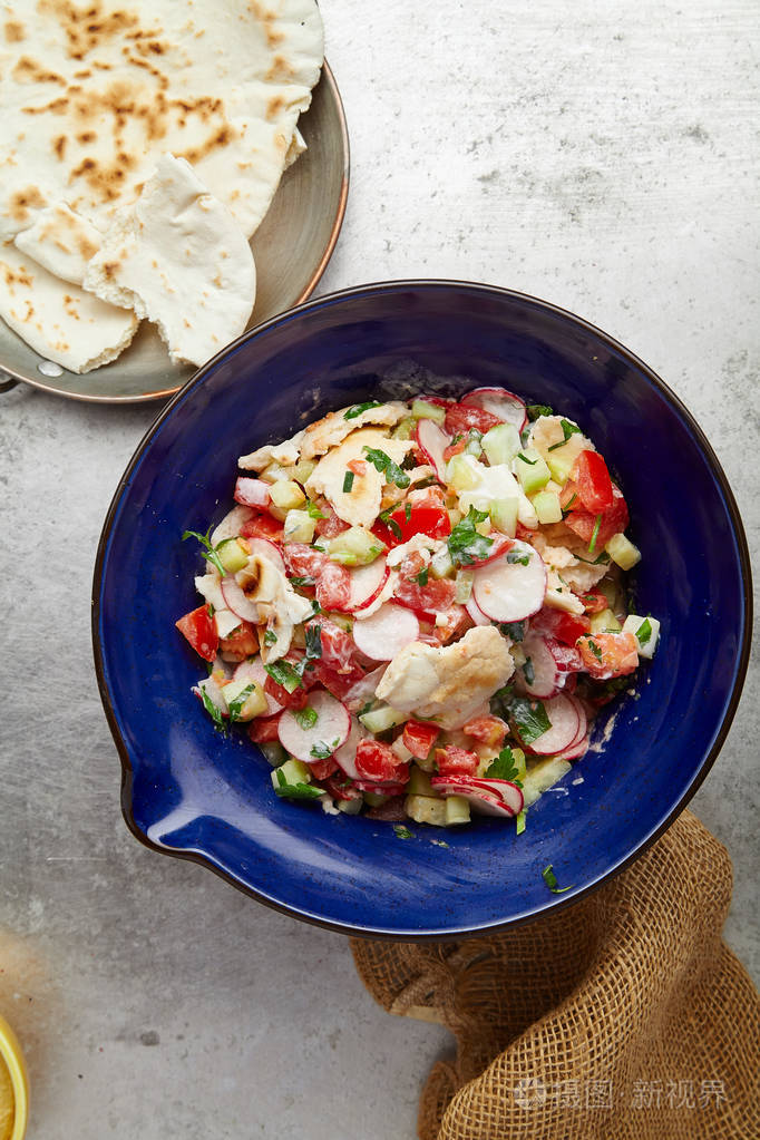 碗与传统犹太和中东菜fattoush以色列烹调概念