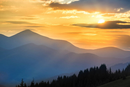 美丽的戏剧性夕阳在山中。景观与橙色云层的阳光