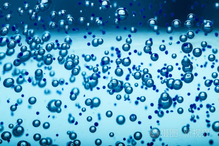 清澈湛蓝水中氧气气泡的近观