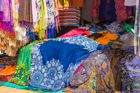 在缅甸的当地市场出售布料。特写