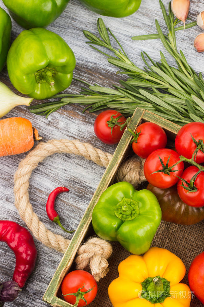 组的生蔬菜在木制托盘