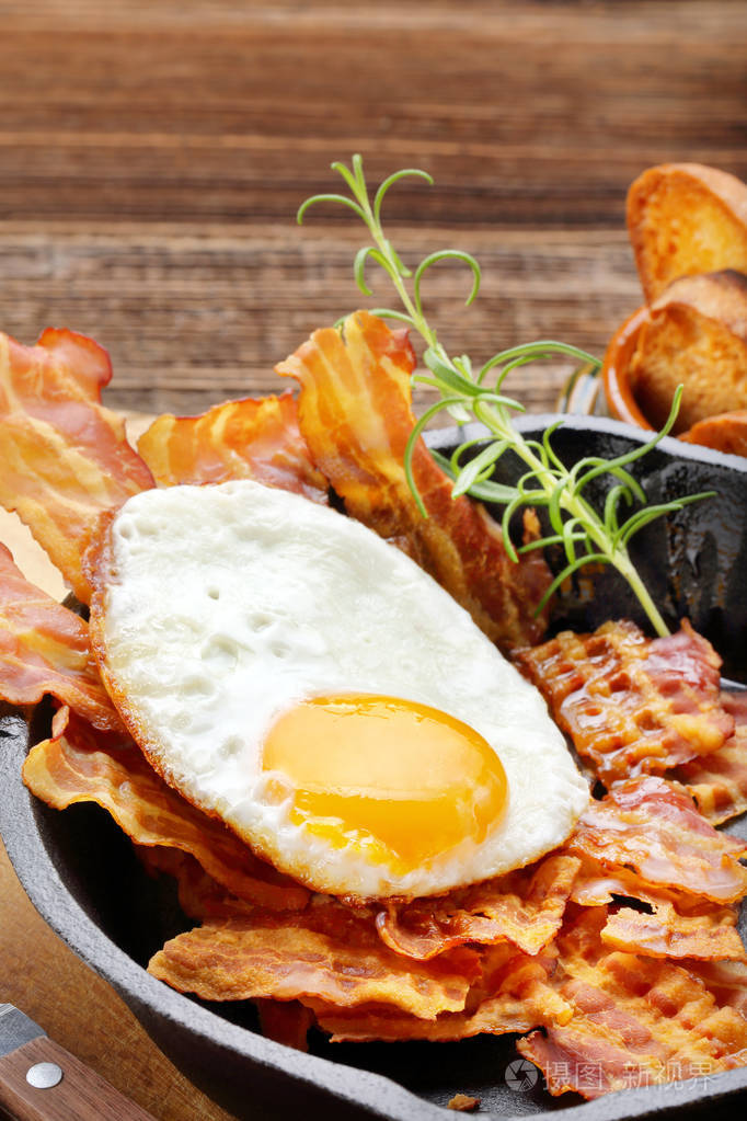 热热的培根片煎蛋