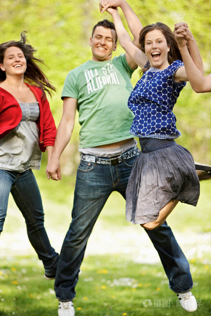 群精力旺盛的年轻人