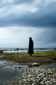 女人朝海湾的雨的方向走图片