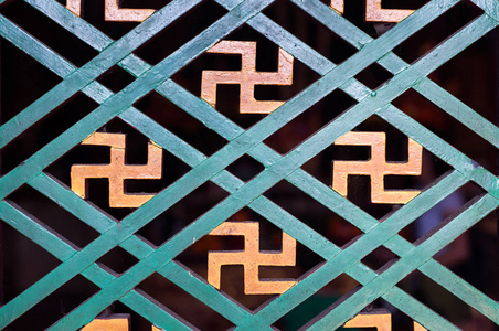 卍看到香港寺的木制窗框详细的佛教曼吉符号摄影图