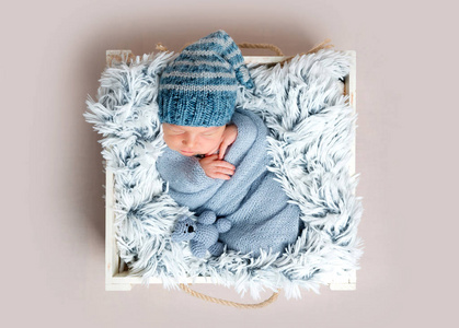 襁褓中的婴儿图片