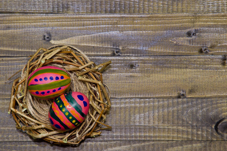 复活节蛋在窝里彩绘鸡蛋