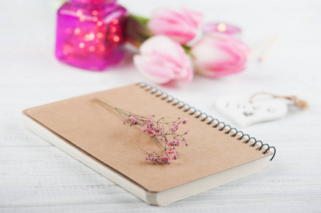 笔记本, 鲜花和粉红色的灯