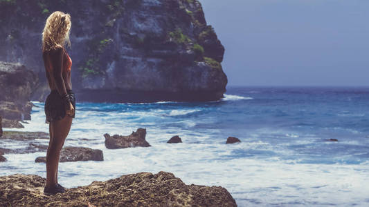 Tembeling 海岸线 Nusa Penida 岛，巴厘岛上的女孩