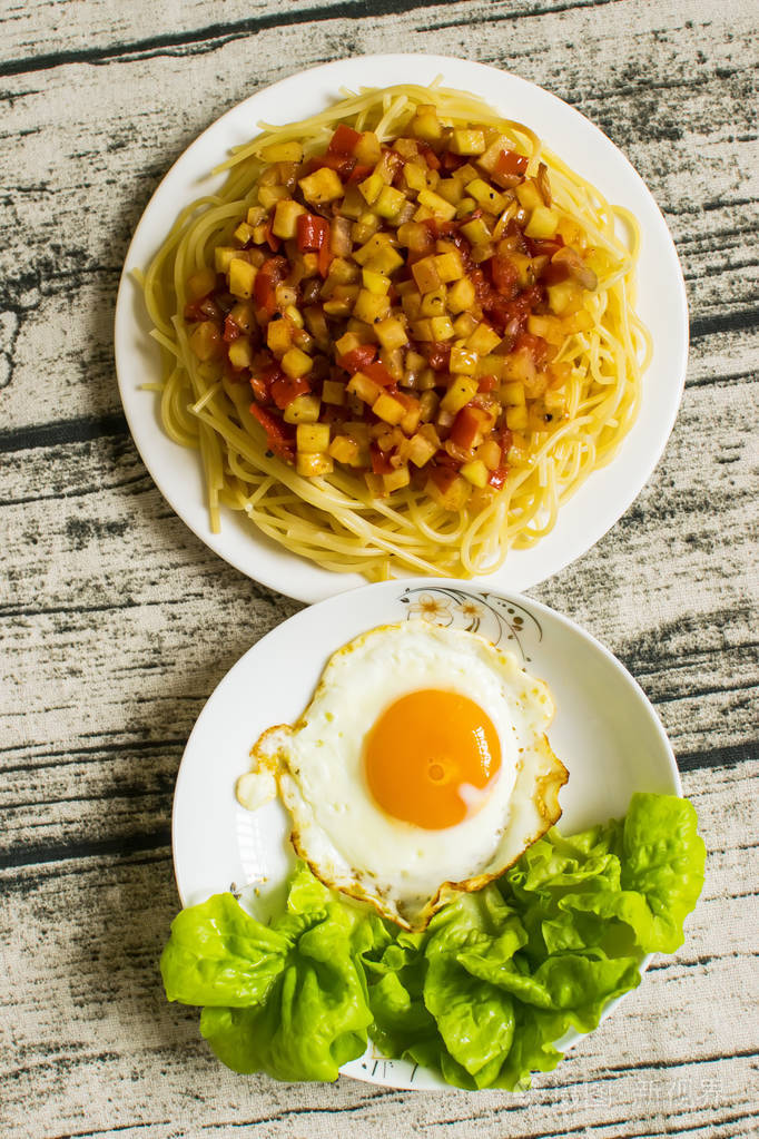 木质意大利面炒鸡蛋