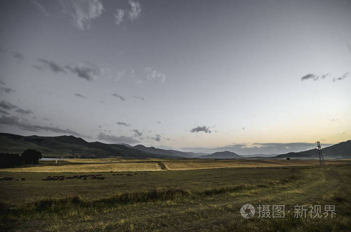 在山景观的雄伟日落。戏剧性的天空云。阿塞拜疆，Gazakh 大高加索