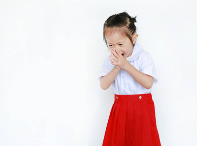 亚洲儿童的肖像在校服被隔绝在白色背景下