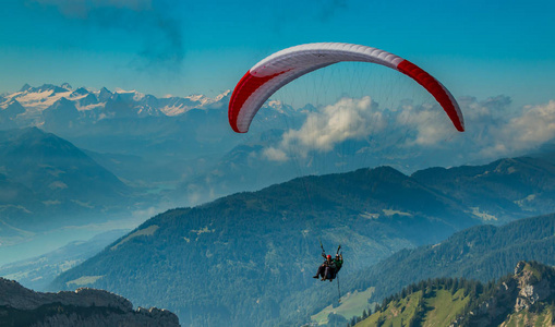 在皮拉图斯山滑翔伞我图片