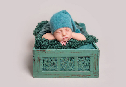 婴儿躺在木制板条箱里