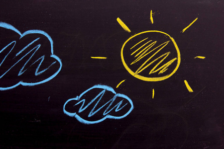 黄色粉笔粉笔画画一样黄色的太阳和蓝云背景照片