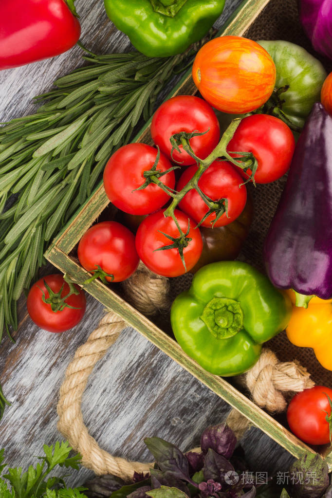 组的不同新鲜的生蔬菜,木托盘,浅色背景中