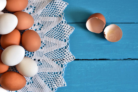 在明亮的蓝色背景下, 褐色和白色农场新鲜鸡蛋的顶部视图图像