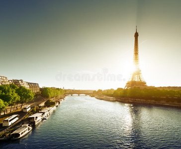 巴黎塞纳河与埃菲尔铁塔