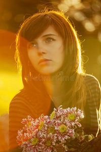 带花的悲伤的年轻女子