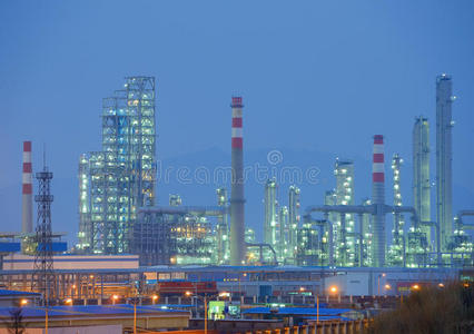 炼油厂工业厂房夜间