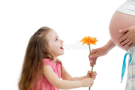 快乐的小女孩给怀孕的母亲送花