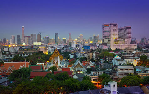 泰国曼谷市中心的寺庙，夜色都市天际线。