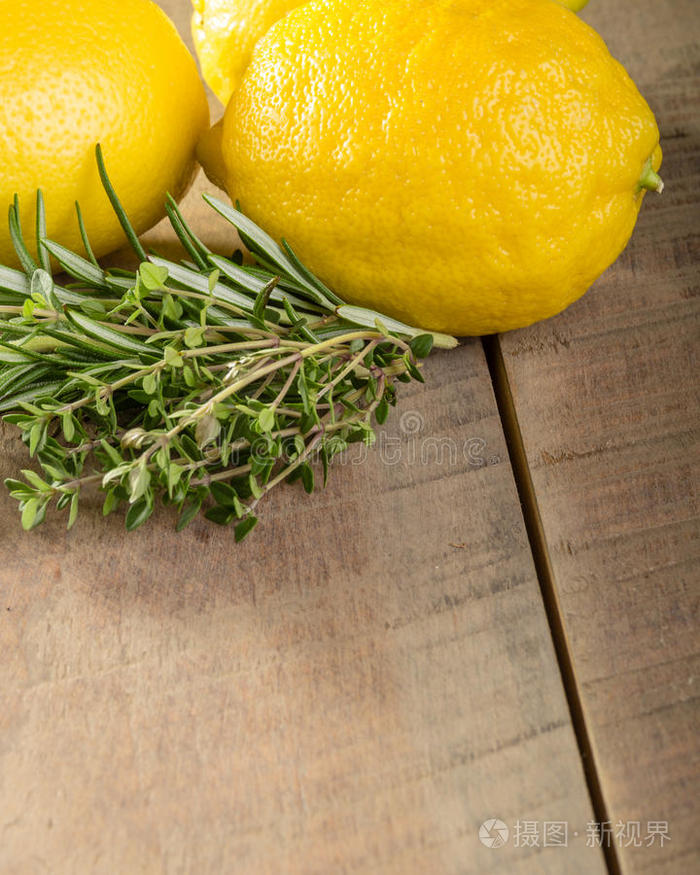 木桌上的柠檬和香草