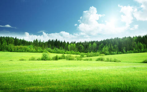 草地天空人图片