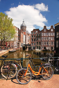 阿姆斯特丹市，桥上有自行车