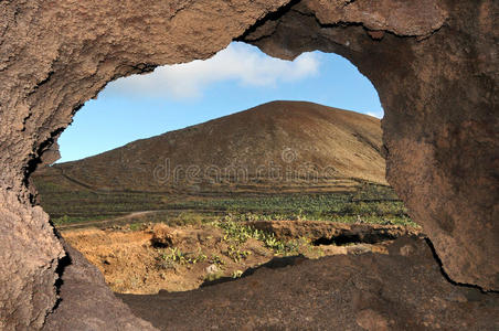 沙漠中火山附近的洞穴