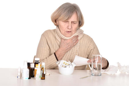 生病的老太太咳嗽照片